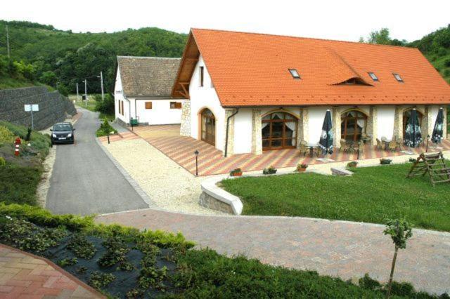 Bed and Breakfast Naspolya Panzio Es Etterem Bataapati Экстерьер фото
